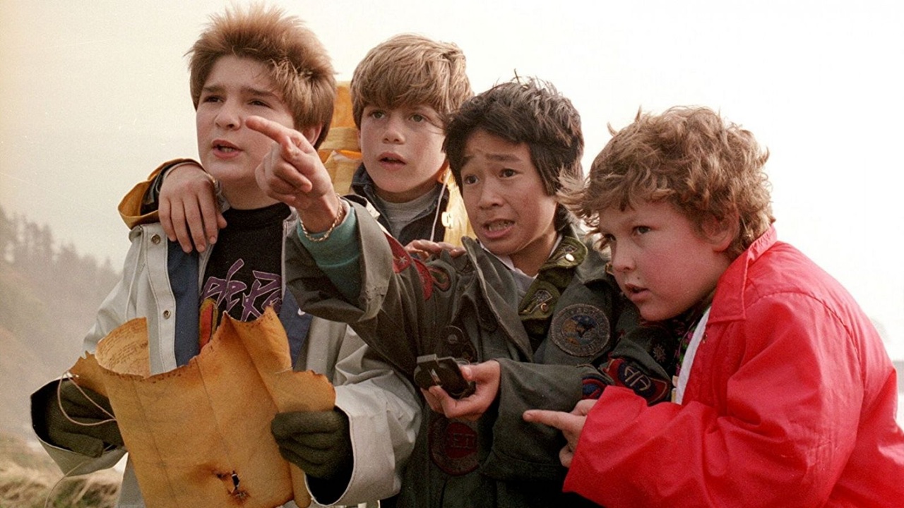 Josh Brolin, actor que interpretó a Brandon Walsh en Los Goonies, sonríe mientras habla sobre la posibilidad de una secuela de la icónica película de aventuras.