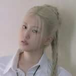 Yoon Ji Yoon, vocalista principal de IZ*ONE, sonriendo en una foto promocional.