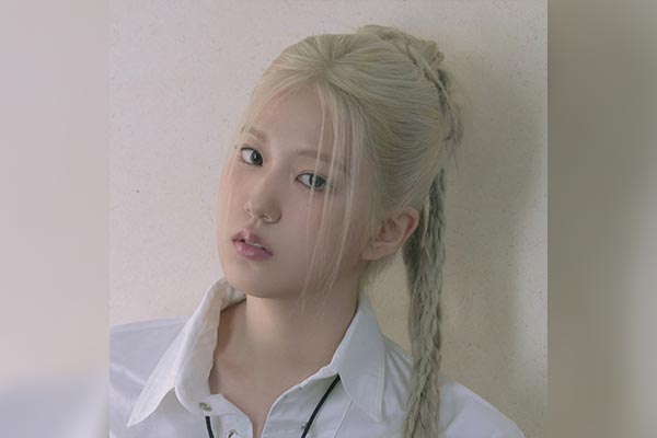 Yoon Ji Yoon, vocalista principal de IZ*ONE, sonriendo en una foto promocional.