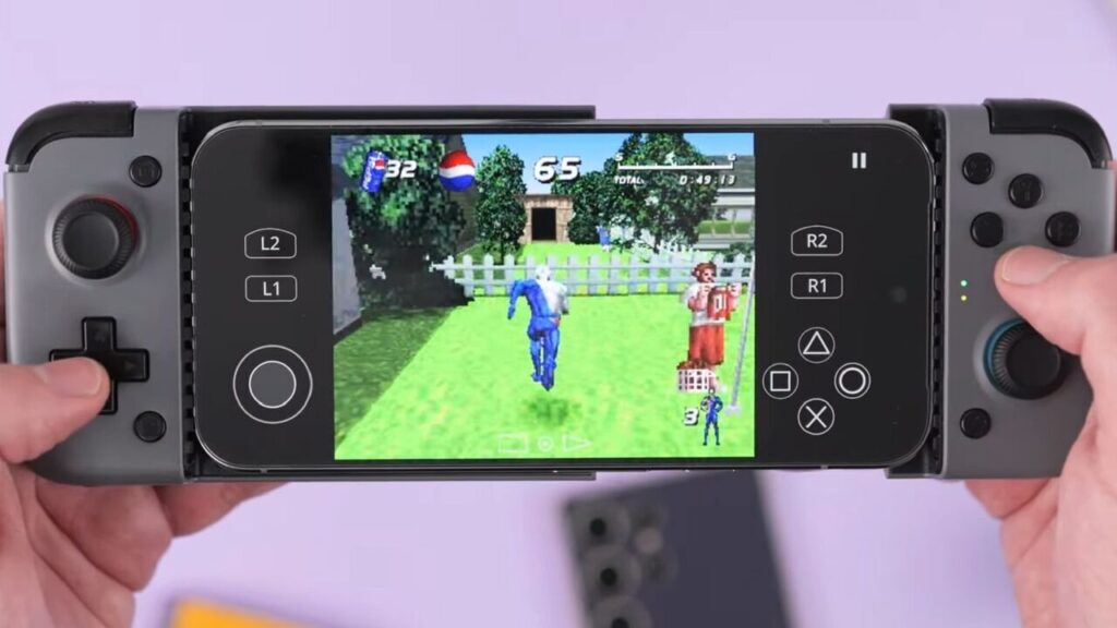 Imagen que muestra un teléfono Android con un emulador de videojuegos clásico en pantalla.